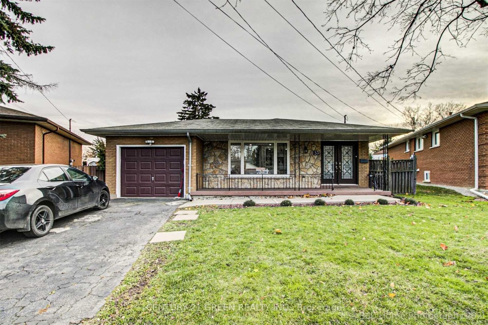 Property Photo: 33 Garvey Crescent Main ON L8K 3W9