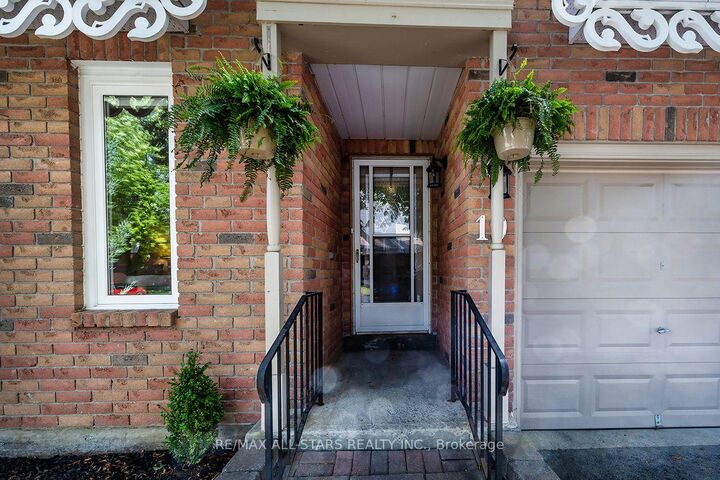 Property Photo: 19 Adams Court 19 ON L9P 1G2