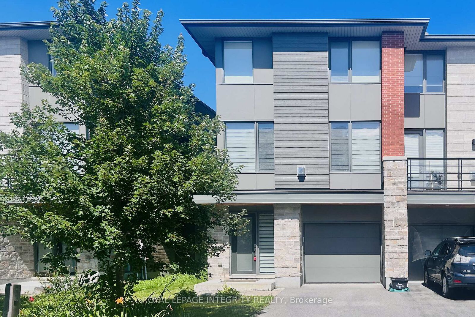 Property Photo: 147 Boundstone Way ON K2T 0M4