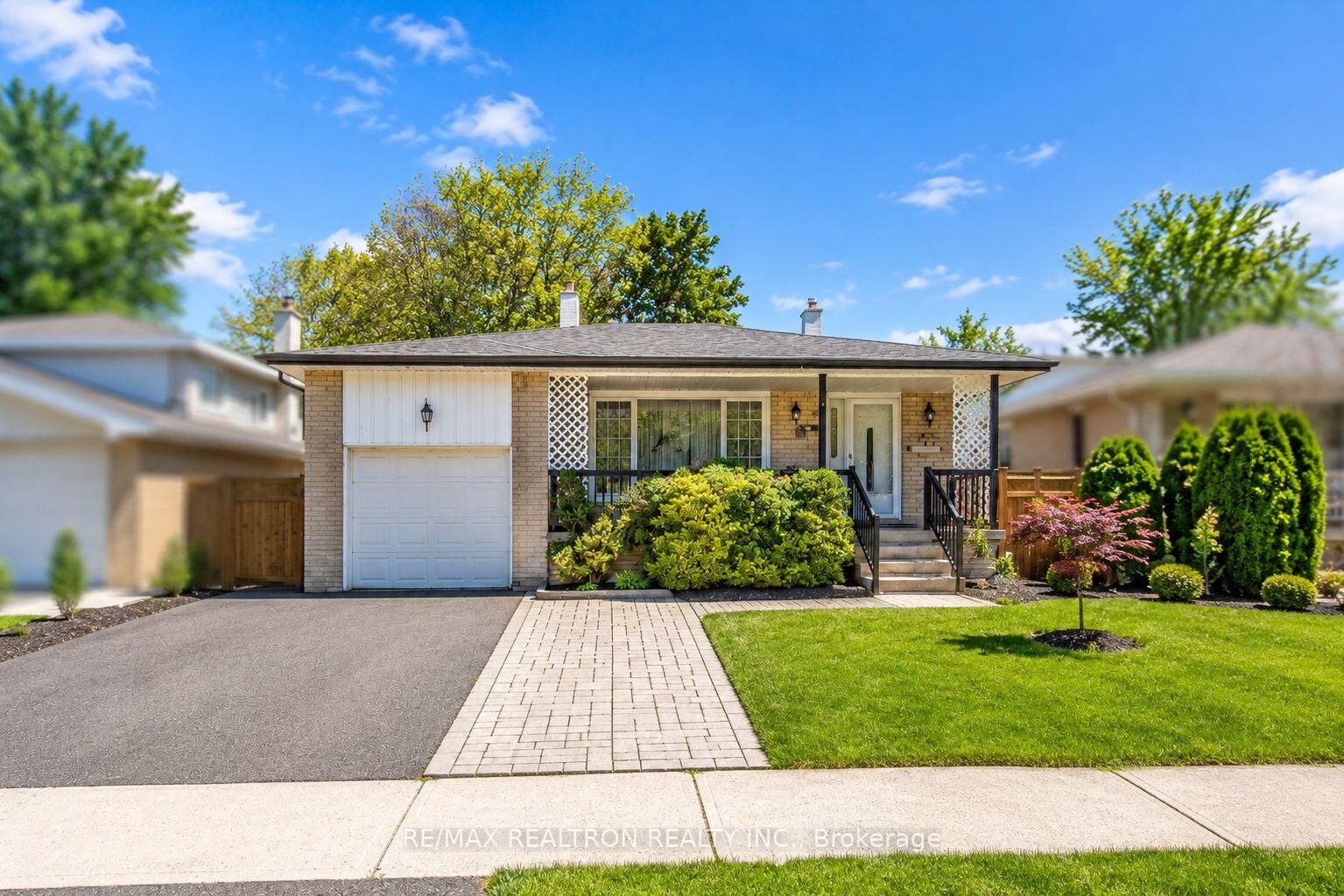 Property Photo: 157 Darlingside Drive ON M1E 3P4