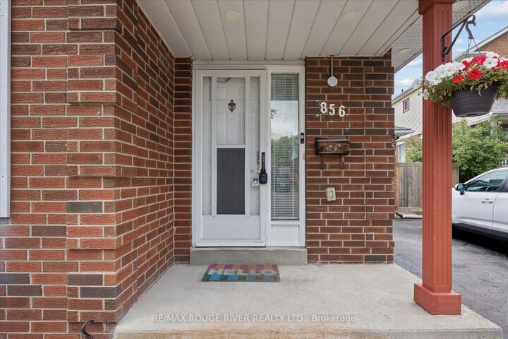 Property Photo:  856 Meadowhill Court  ON L1K 1X5 