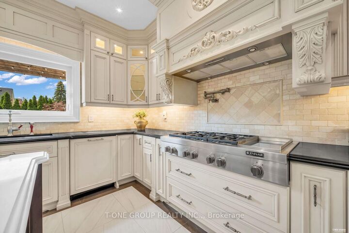 Property Photo: 47 Hillhurst Drive ON L4B 2V3
