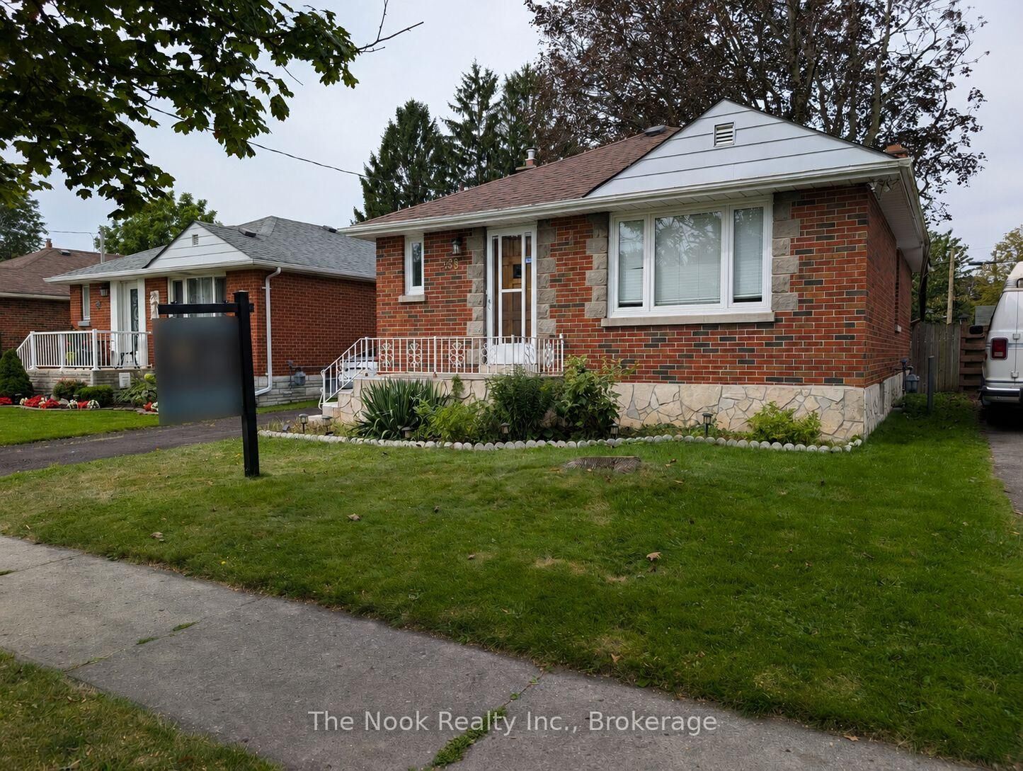 Property Photo: 288 Cadillac Avenue S ON L1H 5Z8