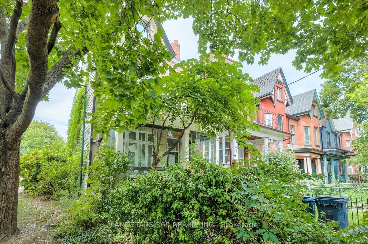 Property Photo: 196 Brunswick Avenue ON M5S 2M5