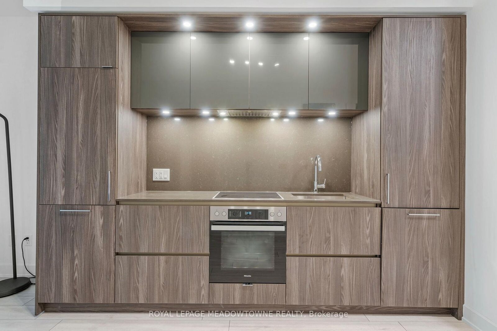 Property Photo: 15 Mercer Street 813 ON M5V 1H2