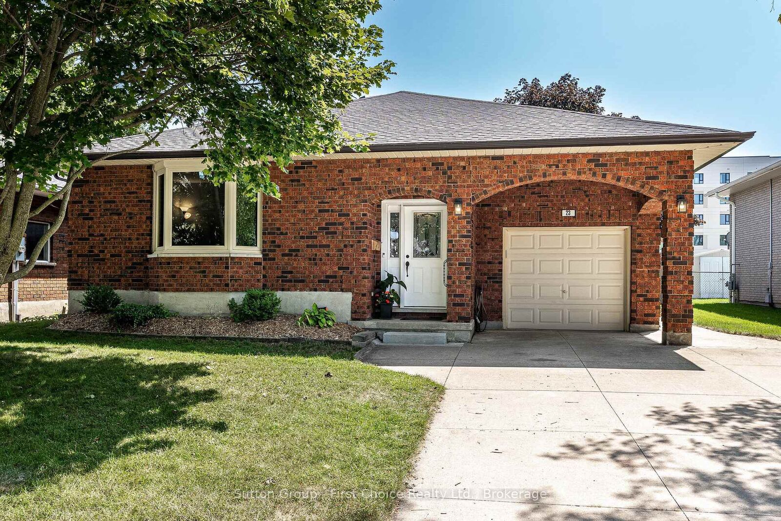 Property Photo:  23 Sprung Court  ON N4Z 1G7 