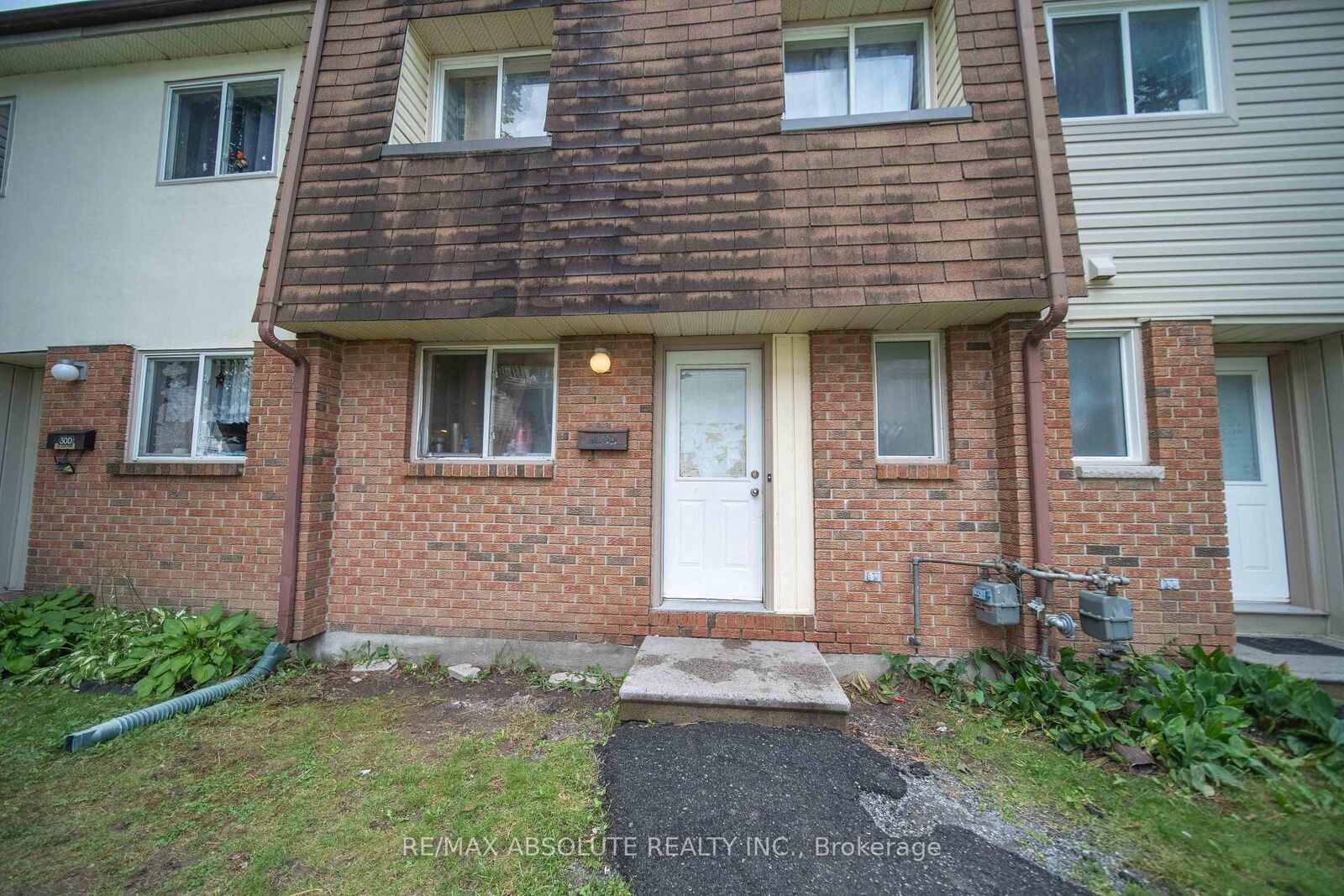 Property Photo:  30 E Sonnet Crescent  ON K2H 8W8 