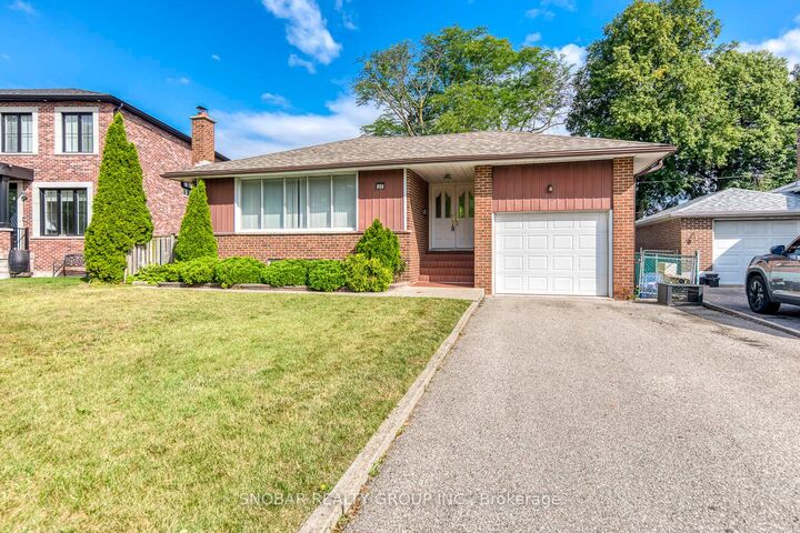 Property Photo: 22 Thelmere Place ON M9R 2B7