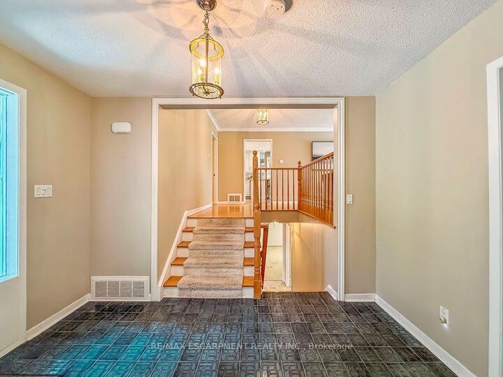 Property Photo: 1320 Gatehouse Drive ON L5H 1A5