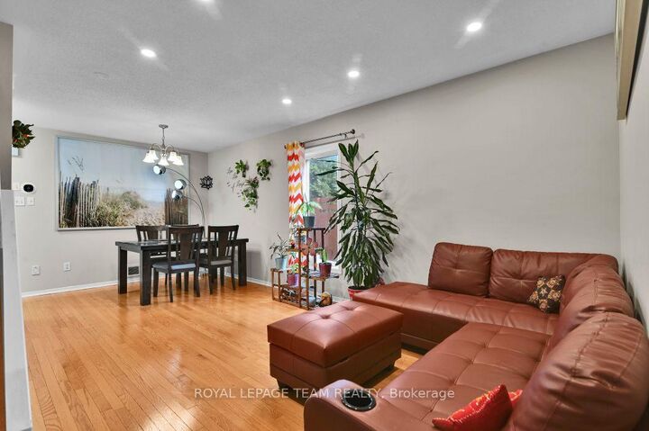 Property Photo: 7 Karendale Street ON K2G 6V7
