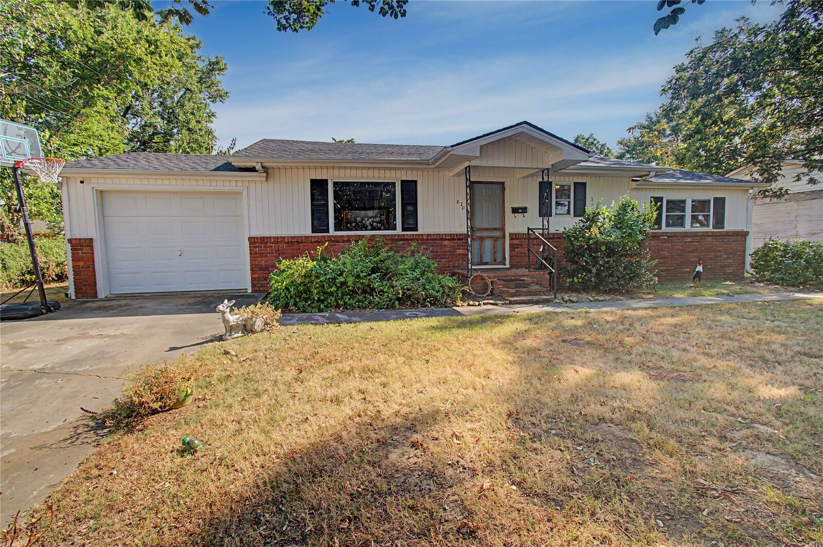 Property Photo:  820 W Jefferson Avenue  OK 74426 
