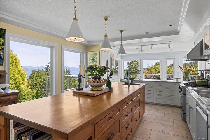 Property Photo: 372 Crescent Rd W BC V9K 1J7