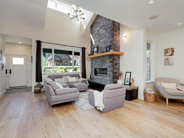 Property Photo: 1865 Highland Ridge Rd BC V8H 2H9