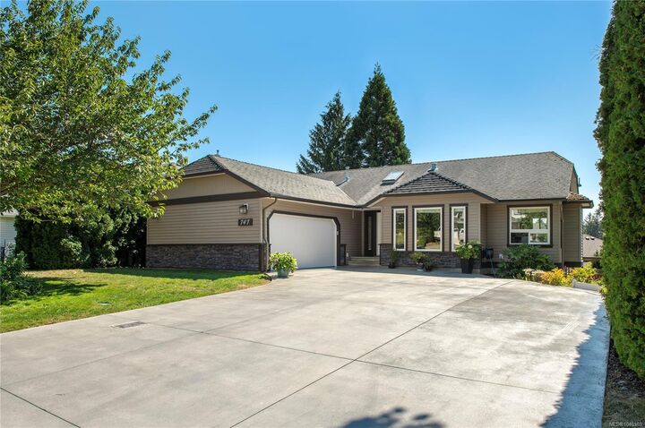 747 Steenbuck Dr — photo 1