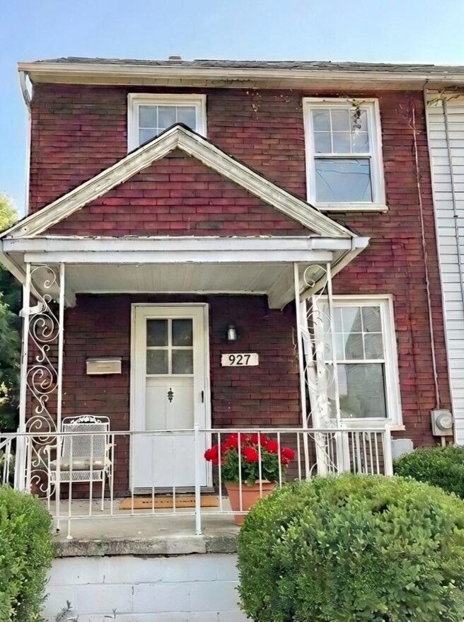 Property Photo:  927 Vankirk St  PA 15025 
