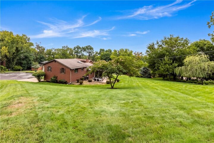 Property Photo: 118 Kinross Ln PA 15237