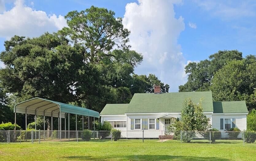 Property Photo:  1539 E Broad  GA 31705 