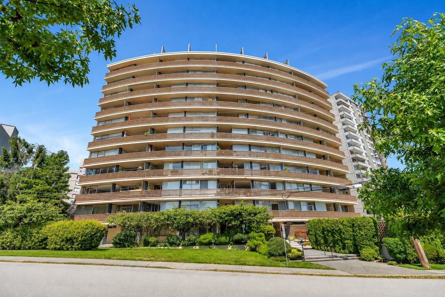 Property Photo:  2135 Argyle Avenue 502  BC V7V 1A5 