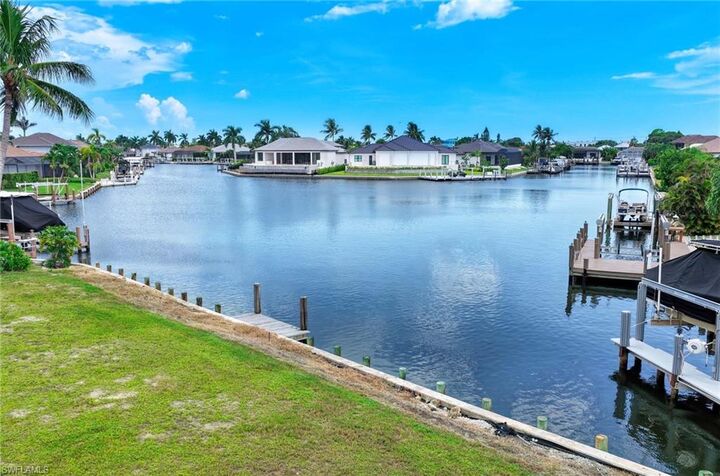 Property Photo: 1674 Briarwood Ct FL 34145