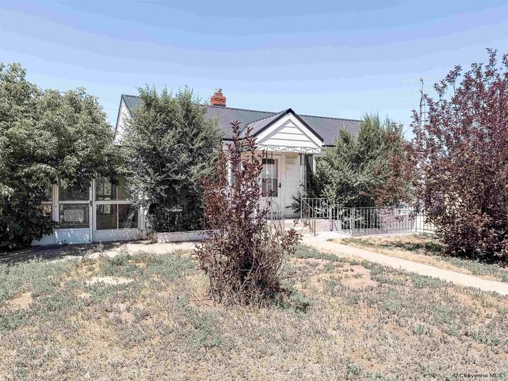 Property Photo:  1906 E 21st St  WY 82201 