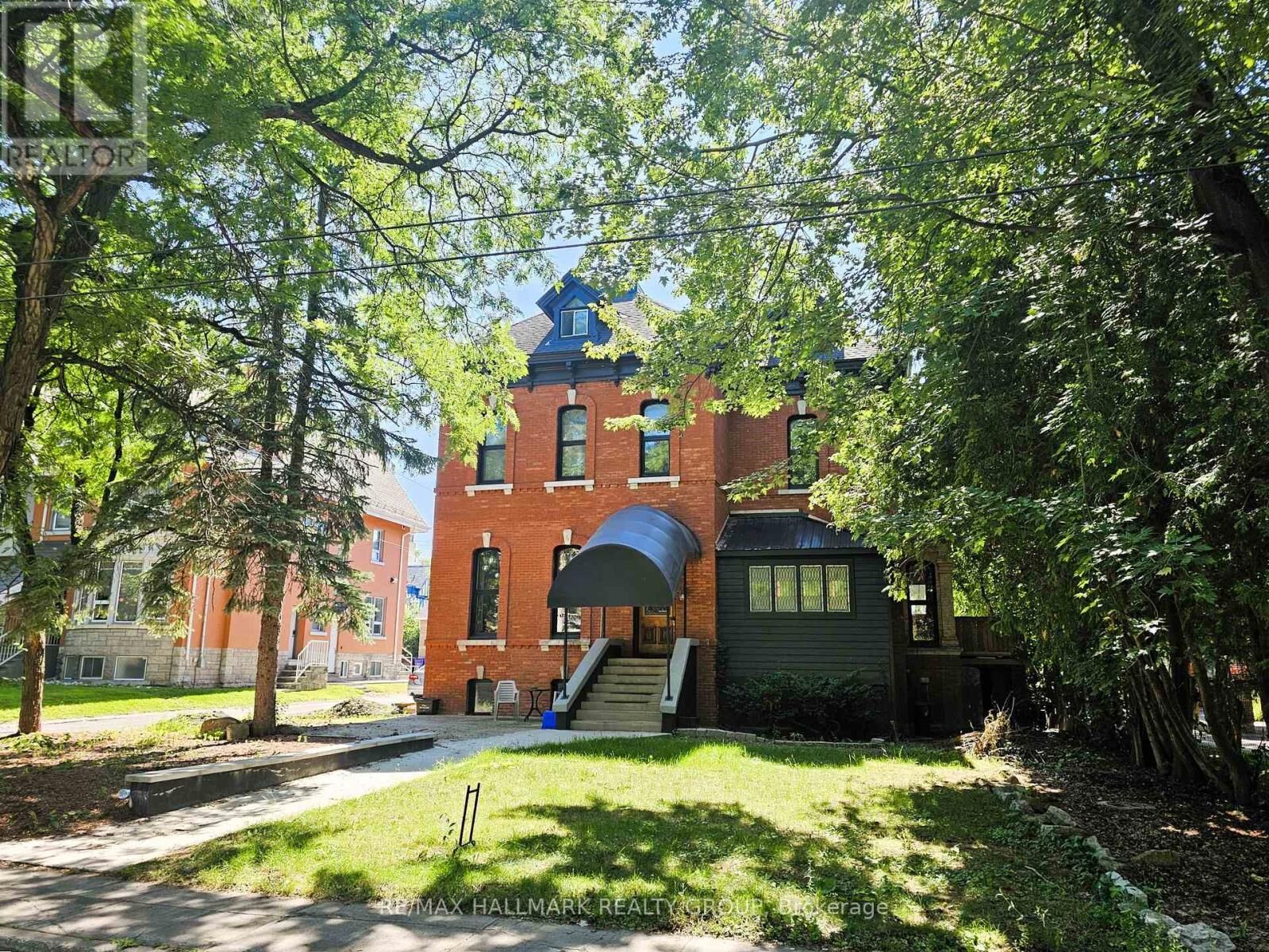 Property Photo:  460 Wilbrod Street  ON K1N 6M8 