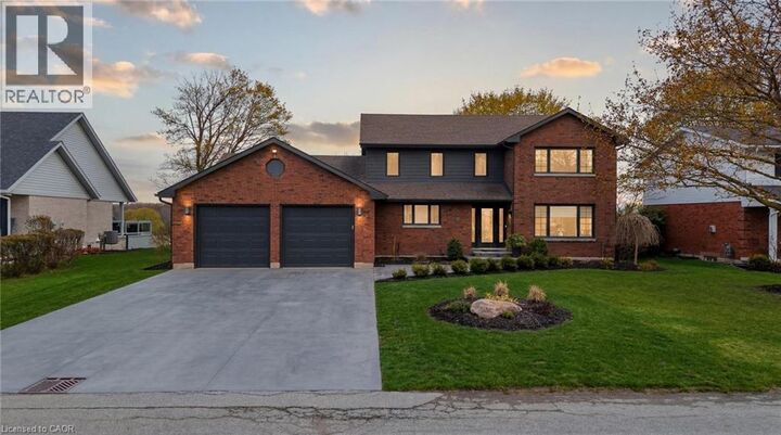 890 Perkin Crescent — photo 1