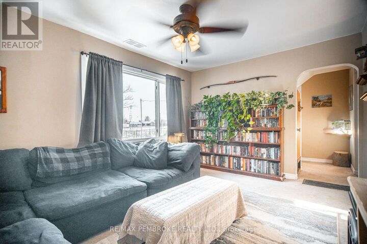 Property Photo:  561 Hamilton Street West  ON K8A 6N9 