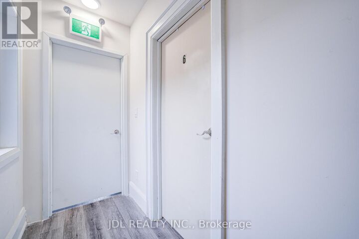 Property Photo:  5 Sorauren Avenue 6  ON M6R 2C6 