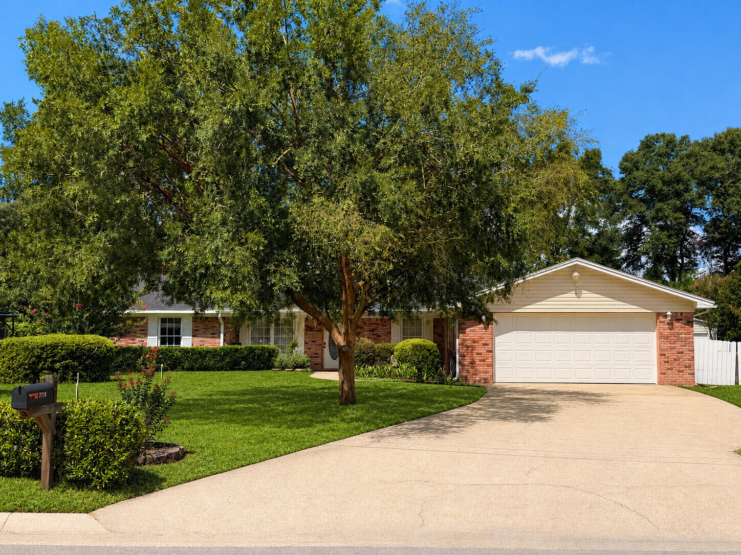 Property Photo:  7719 Brandywood Drive  FL 32526 