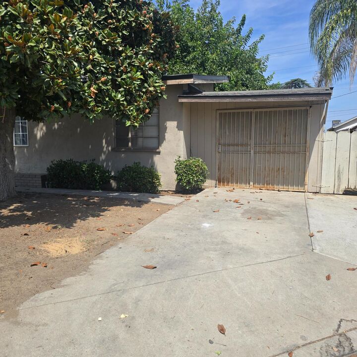Property Photo: 2127 E Sussex Way CA 93726