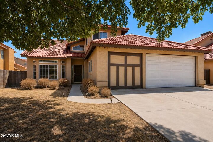 Property Photo: 2016 W Sandstone Court CA 93551