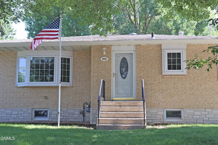 Property Photo:  606 10th Avenue NW  ND 58554 