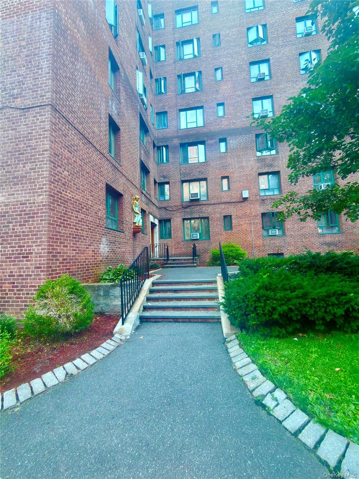 Property Photo:  1591 Metropolitan Avenue 5C  NY 10462 