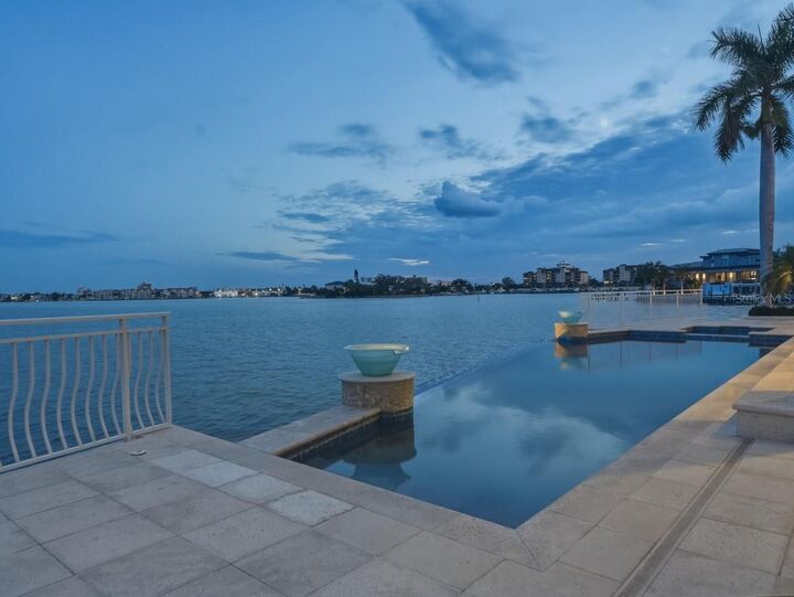 Property Photo:  