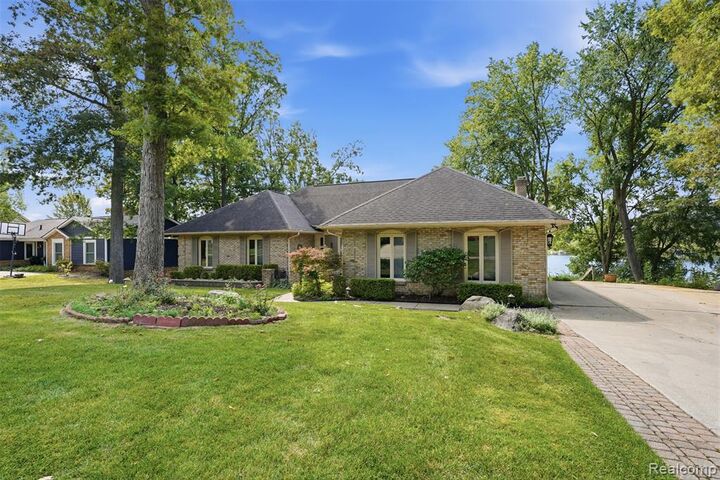 Property Photo: 152 Overlake MI 48362