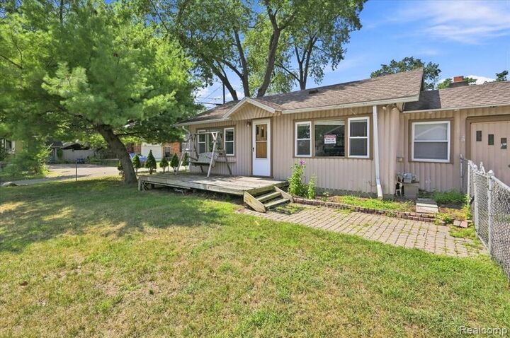 Property Photo: 2428 Circle Drive MI 48324 3722