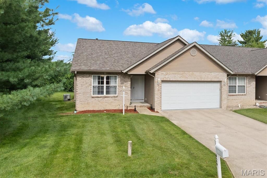 Property Photo:  424 Aaron Drive  IL 62220 