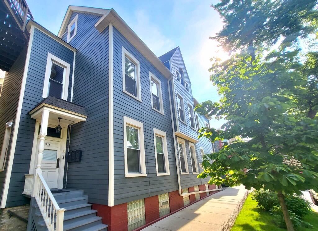 Property Photo:  1111 W Roscoe Street 2  IL 60657 