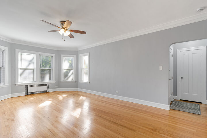 Property Photo:  5714 N Christiana Avenue 1  IL 60659 
