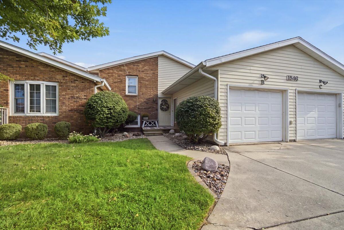 Property Photo: 1546 Hunt Drive B IL 61761