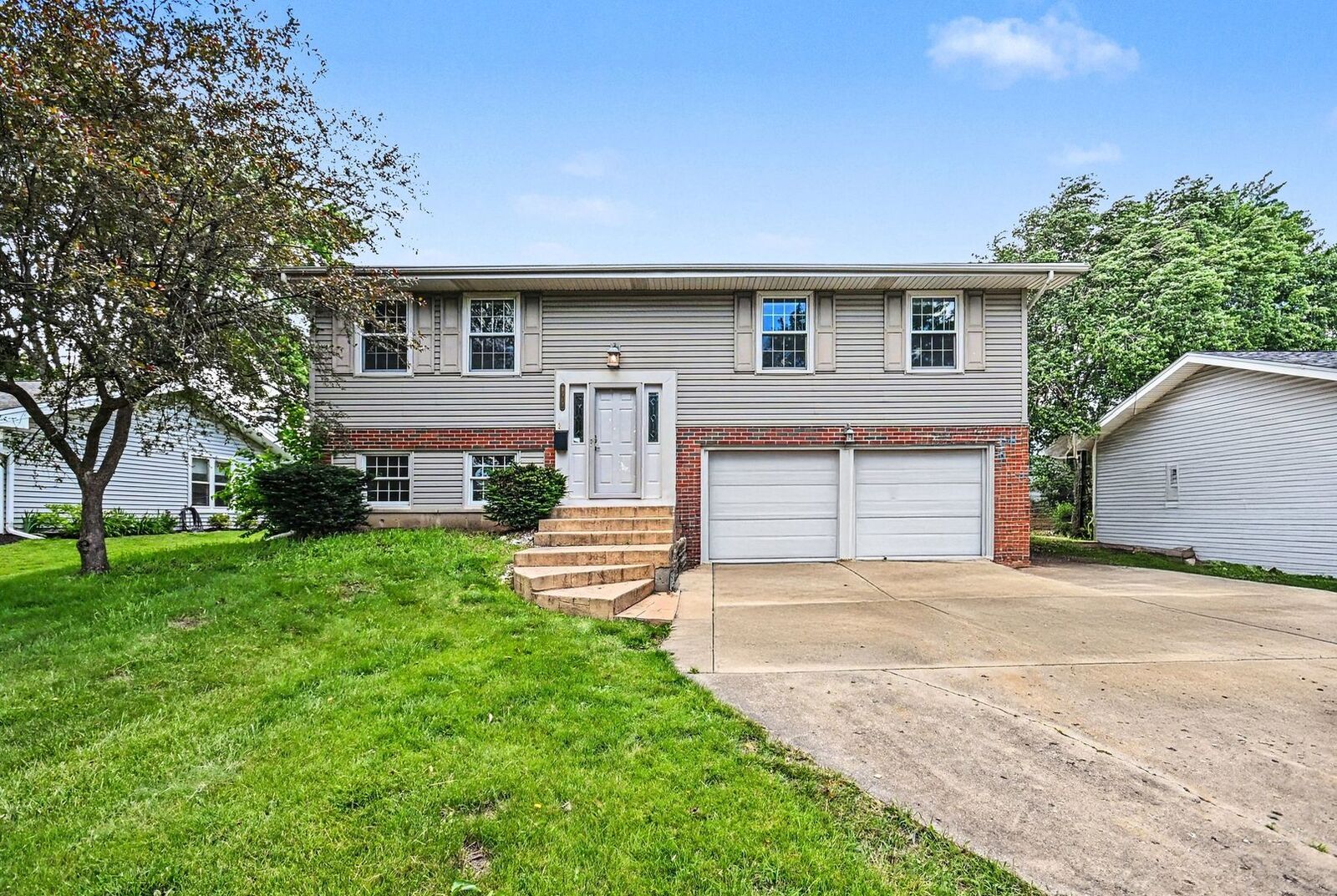 Property Photo: 1312 W Oakmont Road IL 60169
