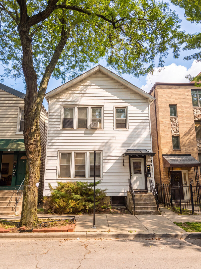 Property Photo:  823 S Carpenter Street  IL 60607 