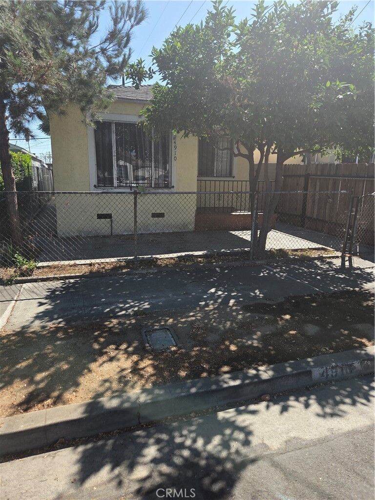 Property Photo:  4910 Nobel Street  CA 90040 