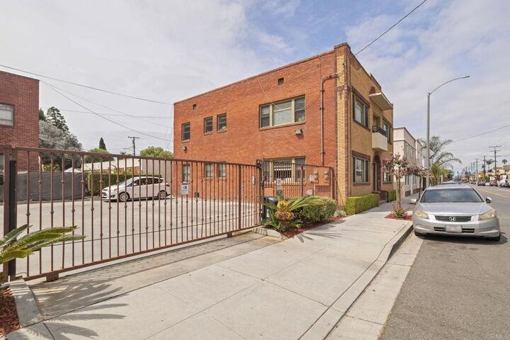 Property Photo:  2528 E 10th Street  CA 90804 