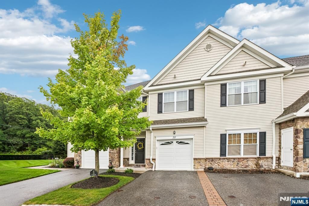 Property Photo:  35 Red Oak Court  NJ 07420 