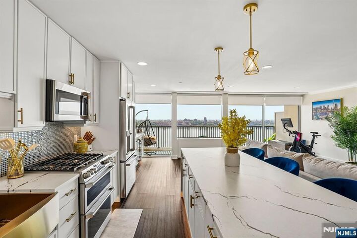 Property Photo:  3 Horizon Road #1015  NJ 07024 
