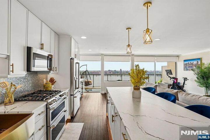 Property Photo:  3 Horizon Road #1015  NJ 07024 