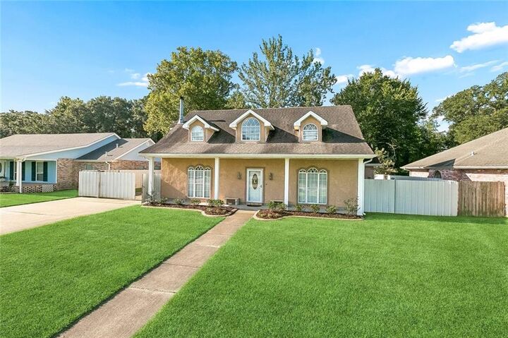 Property Photo: 11 South Lake Court LA 70092