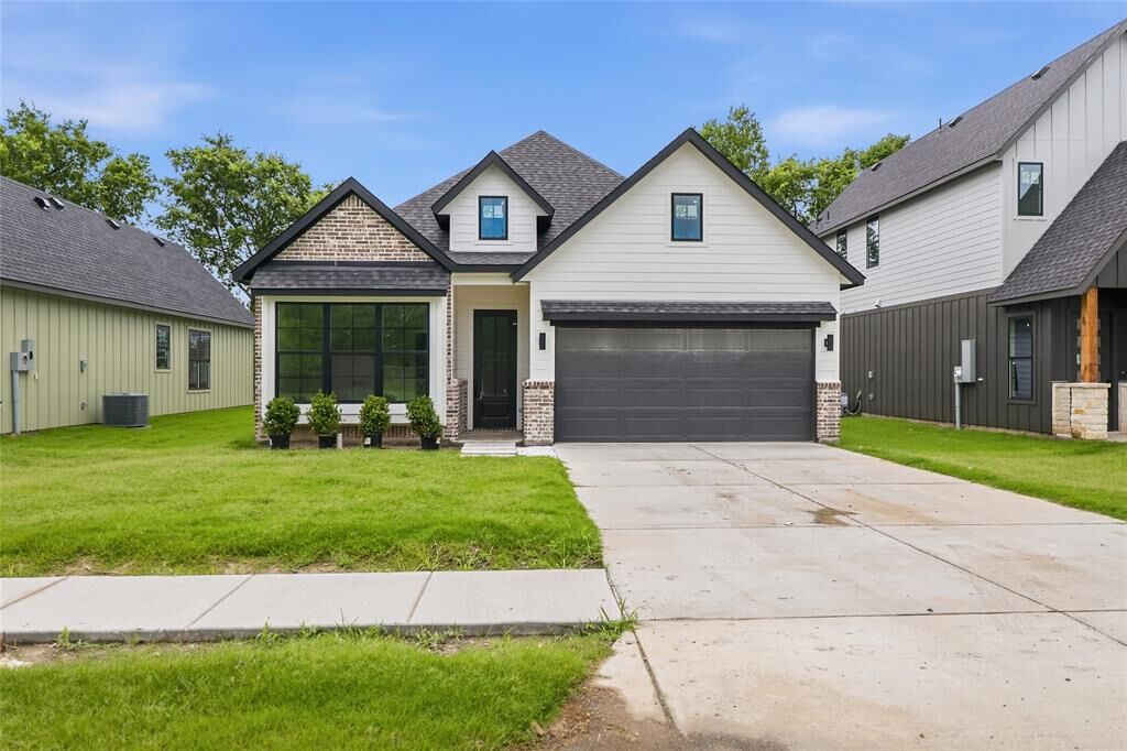 Property Photo: 303 E Locust Street TX 75452