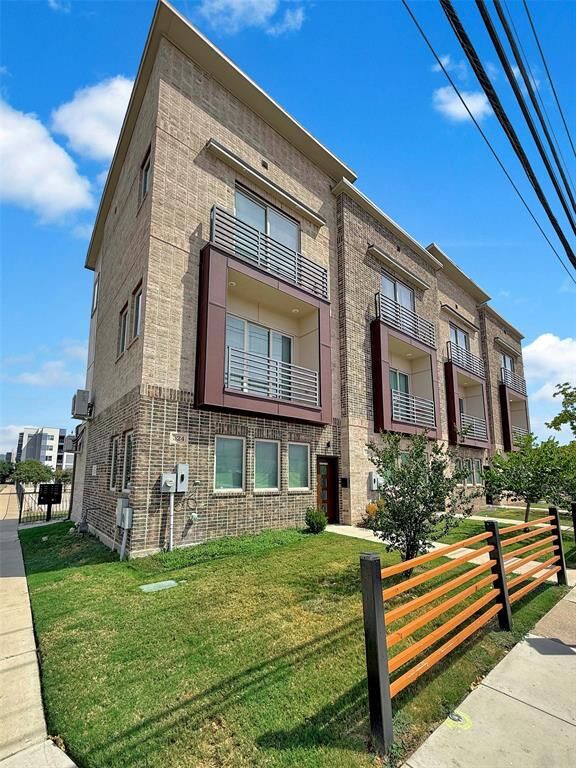 Property Photo:  312 Feliks Gwozdz Place  TX 76104 